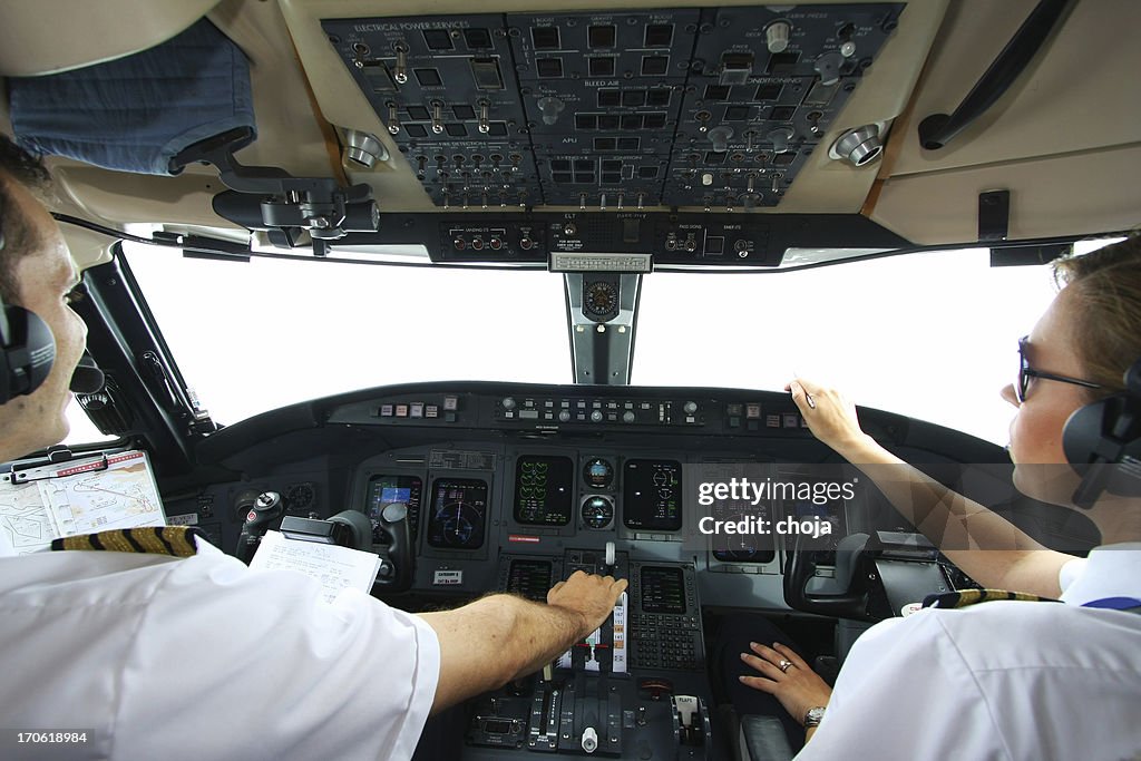 Cabina de mando del avión con un joven pilotos flying
