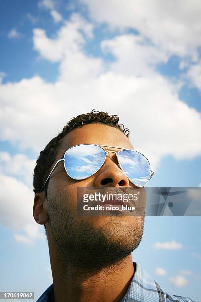 blue himmel - mirrored sunglasses stock-fotos und bilder