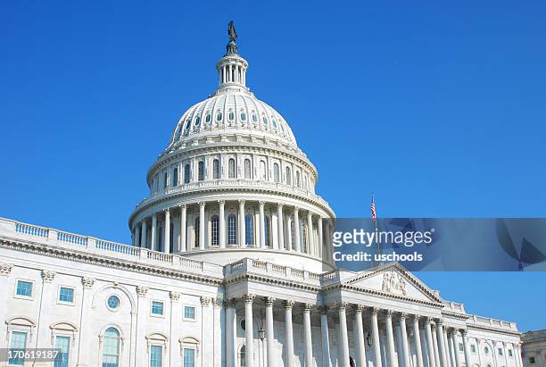 us congress building in washington dc and cloudless blue sky - washington dc stockfoto's en -beelden