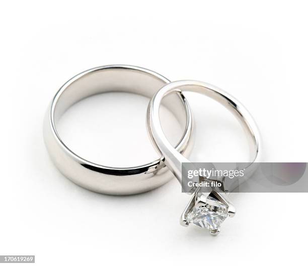 isolé anneaux de mariage - bague photos et images de collection