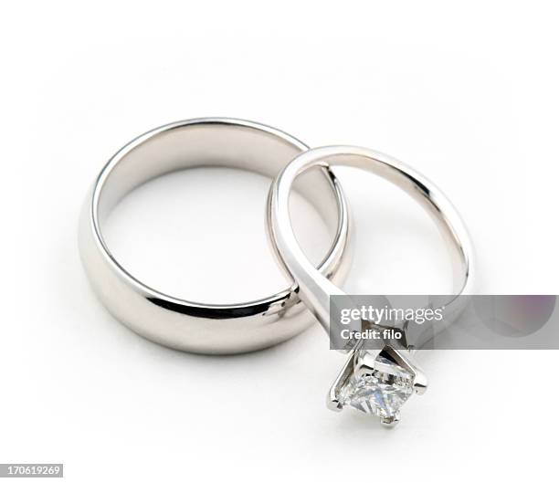 isolated wedding rings - platina stockfoto's en -beelden