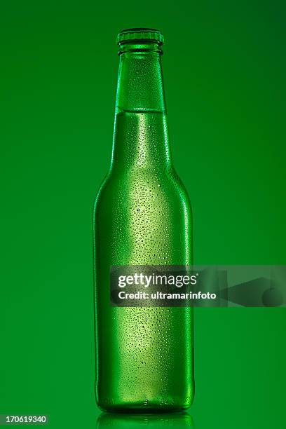 eisgekühlten flasche bier - condensation glass stock-fotos und bilder