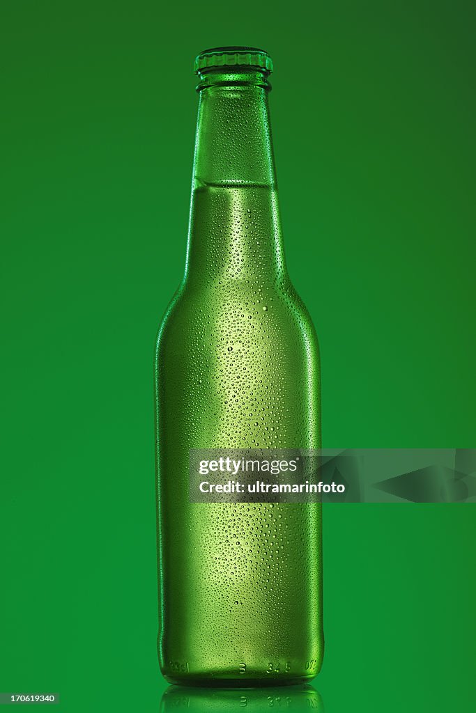 Botella de cerveza fría de hielo