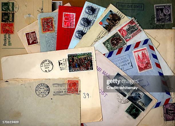 colección de sobres internacional - sello postal fotografías e imágenes de stock