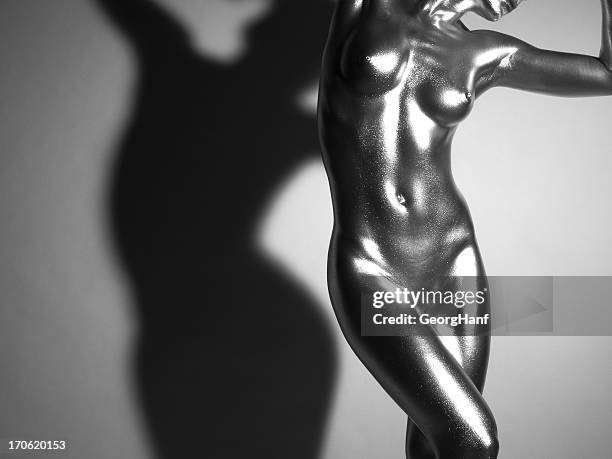 silver woman body - body paint fotos stockfoto's en -beelden