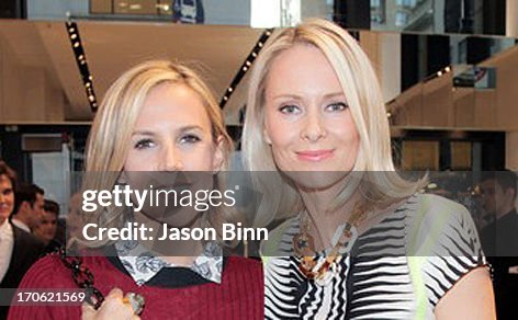 Designer Tory Burch and Louise Camuto attend the Vince Camuto Photo  d'actualité - Getty Images