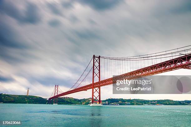 suspensión puente sobre el río - río tajo fotografías e imágenes de stock