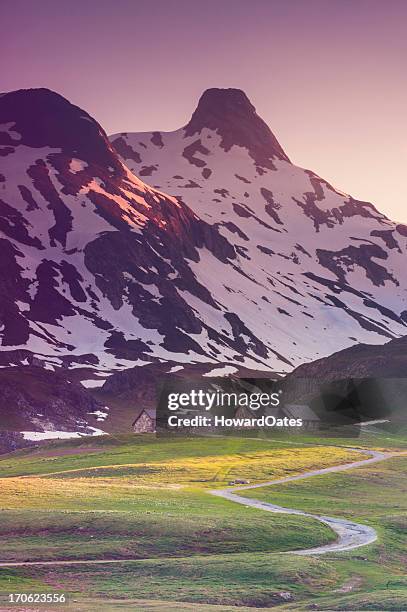 escaladoras refugio en la montaña los pirineos - pirineos fotografías e imágenes de stock