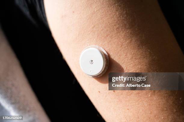 diabetic person with insulin injector - insulina fotografías e imágenes de stock
