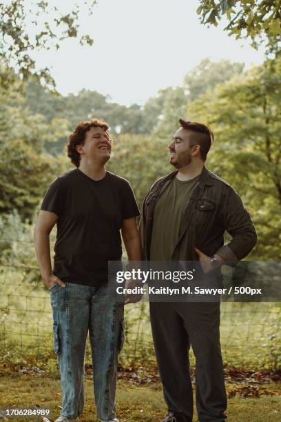 portrait of smiling gay couple spending quality time together,paris,tennessee,united states,usa - all love is equal fotos in paris stockfoto's en -beelden