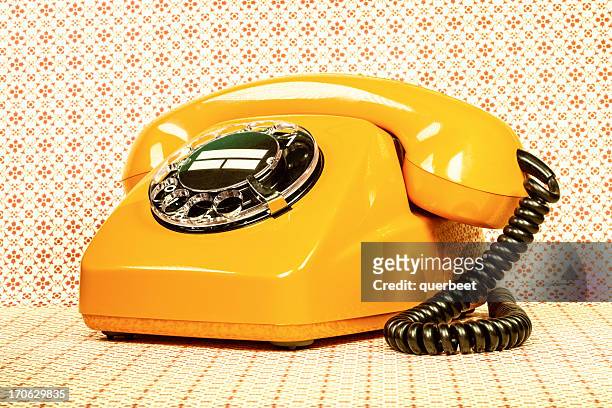 レトロなオレンジの電話 - 目盛板 ストックフォトと画像