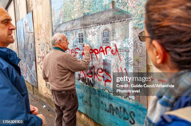 belfast, the peace wall - the wall that divides belfast stock pictures, royalty-free photos & images