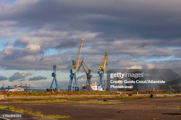 belfast, harland and wolf shipyard - belfast dock stock pictures, royalty-free photos & images