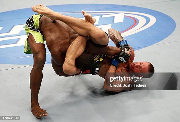 Ufc R2 Triangle Pague Photos and Premium High Res Pictures - Getty Images
