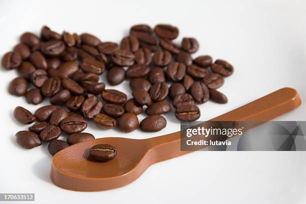 kaffeebohnen und schokolade spoon - coffee with chocolate stock-fotos und bilder