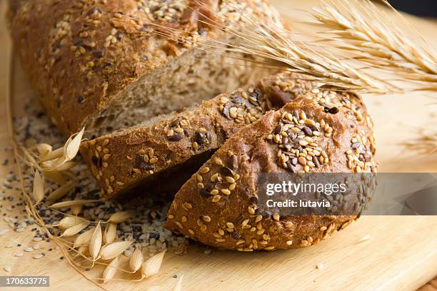 negro de pan con semilla de amapola del lino, y sésamo - fibra fotografías e imágenes de stock