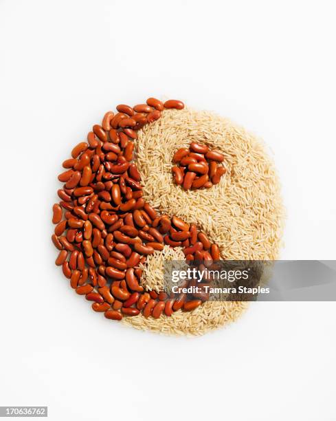 beans and rice in the shape of yin/yang - fu ying foto e immagini stock