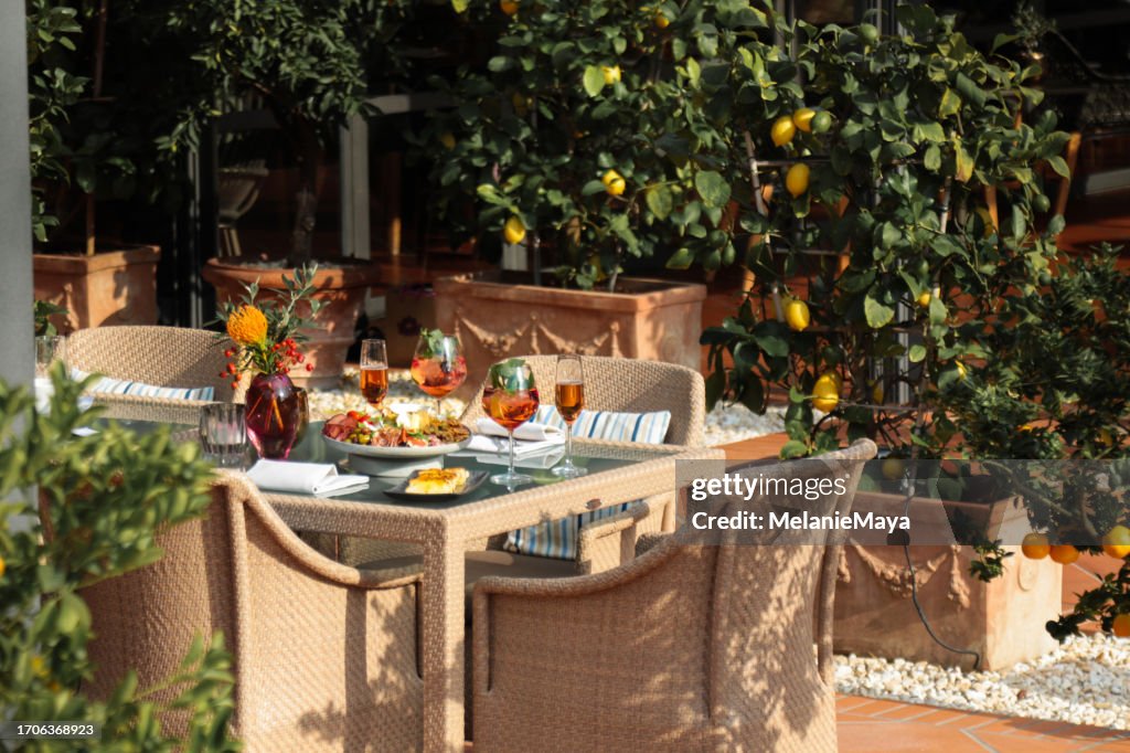 Gartenparty Tisch im Freien mit Speisen und Getränken, Vorspeise, Antipasti-Teller für die Bewirtung von Gästen auf mediterraner Terrasse
