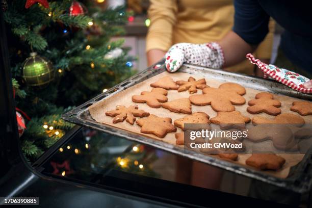 teenager-mädchen backen weihnachtsplätzchen im ofen - backen stock-fotos und bilder