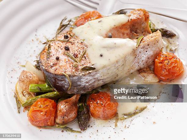 salmon steak on roasted vegetables - geroosterde zalm stockfoto's en -beelden