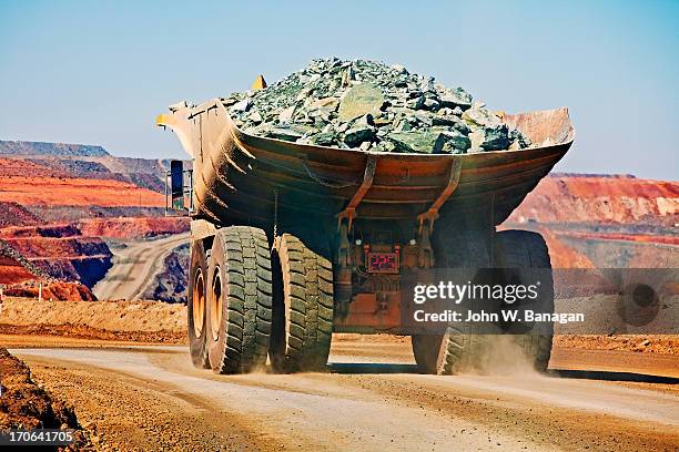 dump truck at iron ore mine,tom price - banagan dumper truck stock pictures, royalty-free photos & images