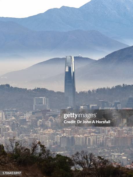 santiago smog dalle montagne - santiago del cile foto e immagini stock