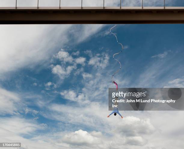 hispanic man bungee jumping - bungee jump stockfoto's en -beelden