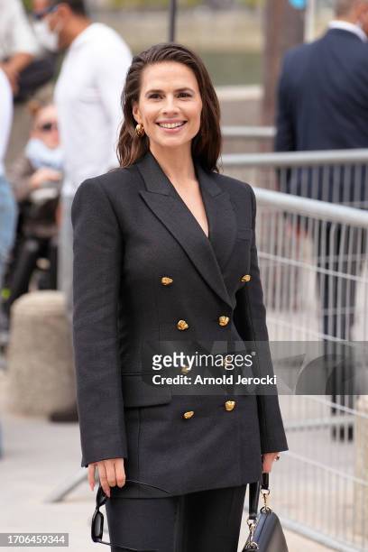 Hayley Atwell attends the Chloé Womenswear Spring/Summer 2024 show as part of Paris Fashion Week on September 28, 2023 in Paris, France.
