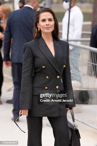 Hayley Atwell attends the Chloé Womenswear Spring/Summer 2024 show as part of Paris Fashion Week on September 28, 2023 in Paris, France.