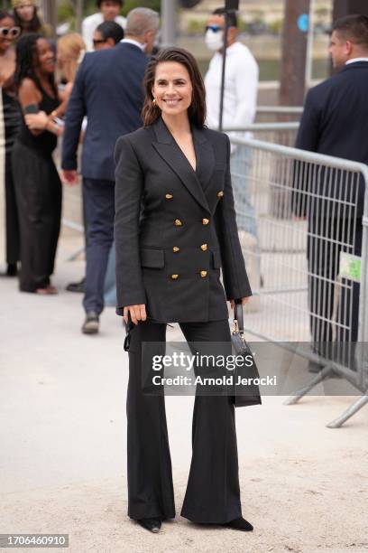 Hayley Atwell attends the Chloé Womenswear Spring/Summer 2024 show as part of Paris Fashion Week on September 28, 2023 in Paris, France.