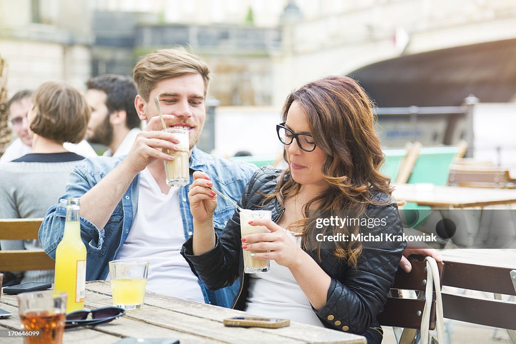 Junges Paar genießen Kaffee.