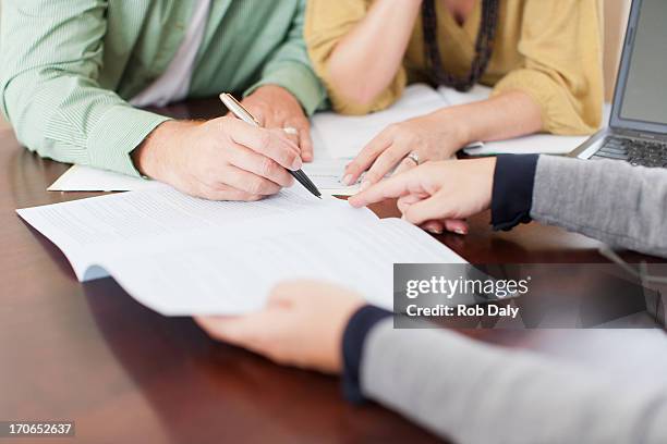 par firmar contrato - credit fotografías e imágenes de stock