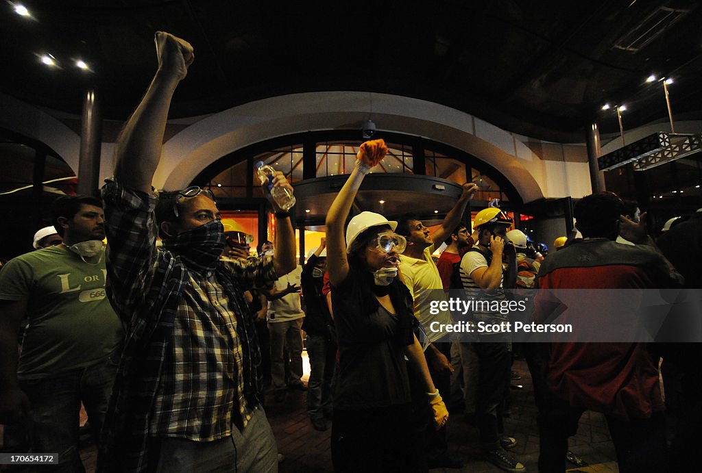 Turkish police battle anti-government protestors