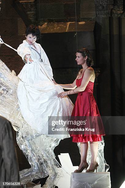 Meret Becker Und Annett Renneberg Bei Der Fotoprobe Zu "Siegfrieds Frauen" Bei Den Nibelungen-Festspielen Am Dom In Worms