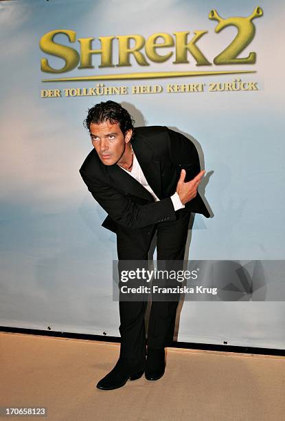 Antonio Banderas Bei Der Deutschland-Premiere Von "Shrek 2 - Der Tollkühne Held Kehrt Zurück" Im Cinemaxx Dammtor In Hamburg