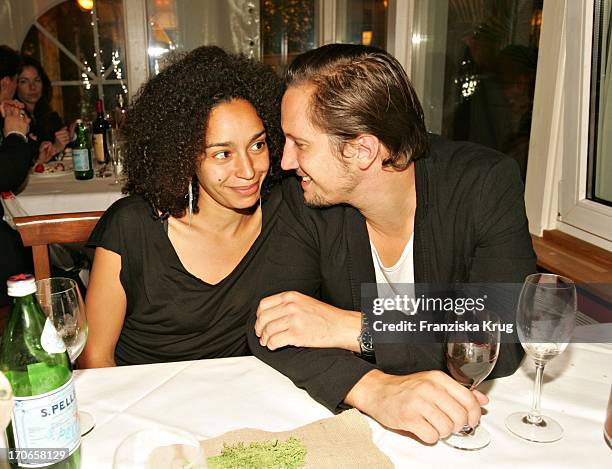 Benno Fürmann Und Freundin Stefanie Igunbo Bei Der Premierenfeier Von "Shrek 2 - Der Tollkühne Held Kehrt Zurück" Im Paolino In Hamburg