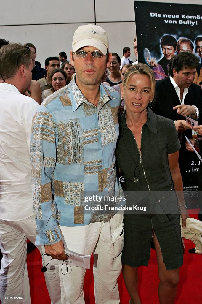 Kai Böcking Mit Freundin Angela Barzen Bei Der Premiere "Raumschiff