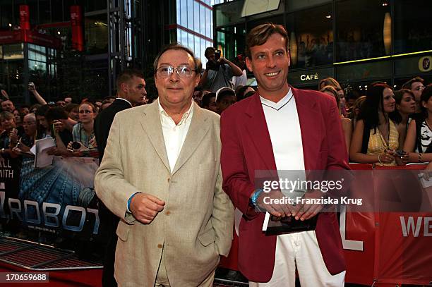 Jacky Schwarz Und Hagen Henning Bei Der Ankunft Zur "I Robot" Deutschlandpremiere Im Cinecenter Am Potsdamer Platz In Berlin