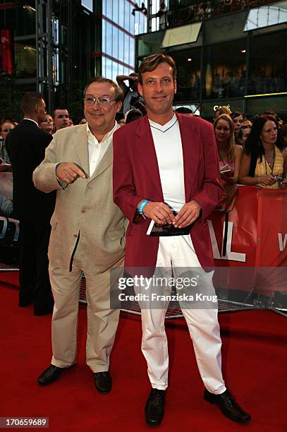 Jacky Schwarz Und Hagen Henning Bei Der Ankunft Zur "I Robot" Deutschlandpremiere Im Cinecenter Am Potsdamer Platz In Berlin