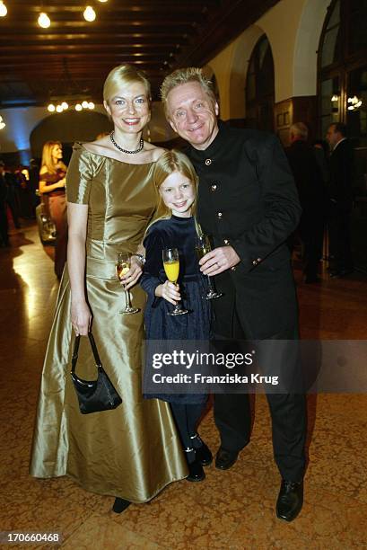 Schauspielerin Michaela Merten Mit Ehemann Pierre Franckh Und Tochter Julia Bei Der Bmw Meisterwerke Gala Im Schloss Faber-Castell In Stein Bei...