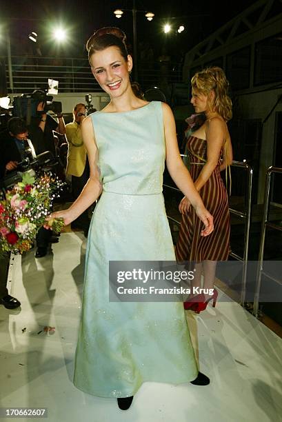 Schauspielerin Annett Renneberg Modelt Ein Kleid Von S.Pavenstedt Sommer Kollektion 2003 Beim Hapag Lloyd Sommerfest "Europagala" Auf Der Ms Europa