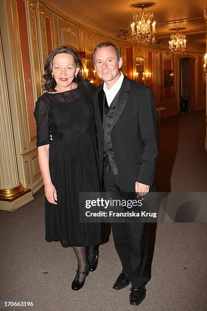 Joachim Krol Und Karin Neuhäuser Bei Der Vattenfall Vorpremiere Von "Manon" In Der Staatsoper Unter Den Linden In Berlin Am 260407