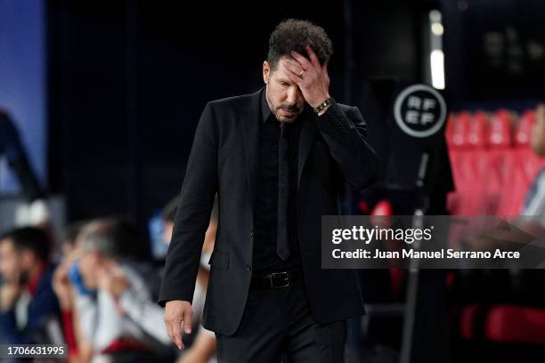 Diego Simeone, Manager of Atletico Madrid, reacts during the LaLiga EA Sports match between CA Osasuna and Atletico Madrid at Estadio El Sadar on...