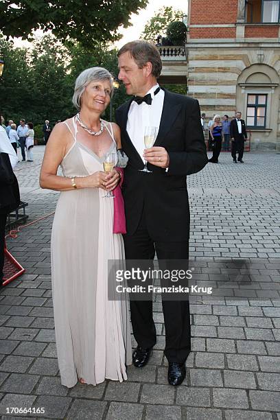 Tv Moderator Claus Kleber Und Ehefrau Renate Bei Der Ankunft Zur Eröffnung Der 97. Bayreuther Festspiele In Bayreuth