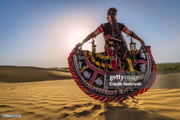 indian woman dancing on a sand dune, desert village, india - rajasthan dance stock pictures, royalty-free photos & images