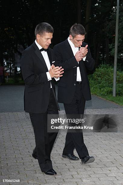 Joachim Sauer Und Sein Sohn Daniel Sauer In Der Pause Bei Der Eröffnung Der 98. Bayreuther Festspiele In Bayreuth Am 250709