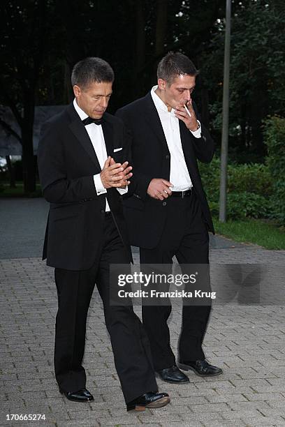 Joachim Sauer Und Sein Sohn Daniel Sauer In Der Pause Bei Der Eröffnung Der 98. Bayreuther Festspiele In Bayreuth Am 250709