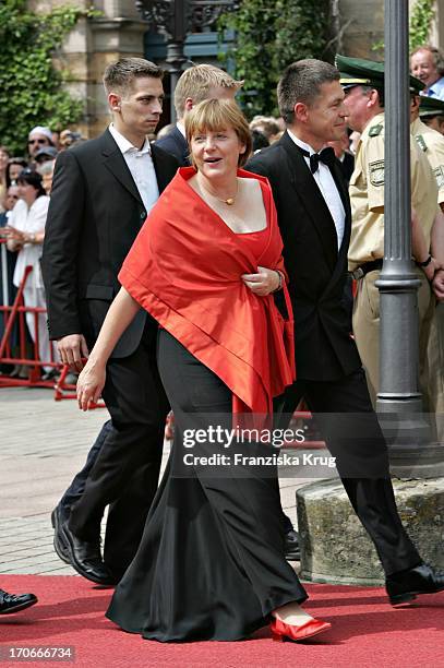 Angela Merkel Mit Ehemann Joachim Sauer Und Dessen Sohn Daniel Sauer Bei Der Ankunft Zur Eröffnung Der 93. Richard-Wagner-Festspiele Im Bayreuther...