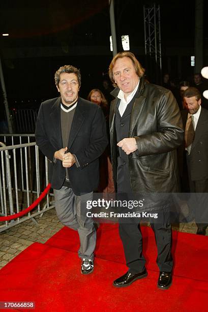 Schauspieler Gerard Depardieu Und Alain Chabat Bei Der Premiere "Asterix & Obelix: Mission Kleopatra" In Hamburg Am 010302