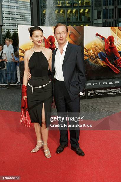 Wilfried Hochholdinger Und Tamara Simonovic Bei Der "Spiderman" Premiere Im Cinestar In Berlin Am 270502